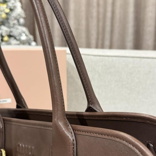 شنطة Miu Miu Aventure leather top-handle bag