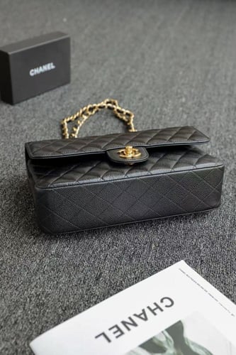 شنطة شانيل الكلاسيك الجلد الكافيار Medium مقاس 25c...