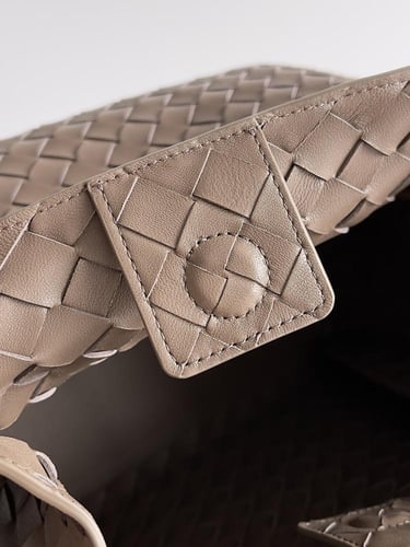 شنطة بوتيغا parachute مقاس 30cm