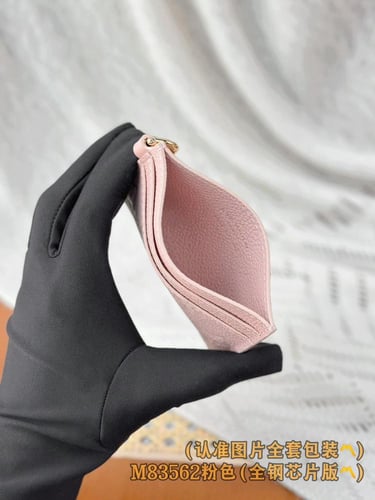 كاردهولدر لويس فيتون