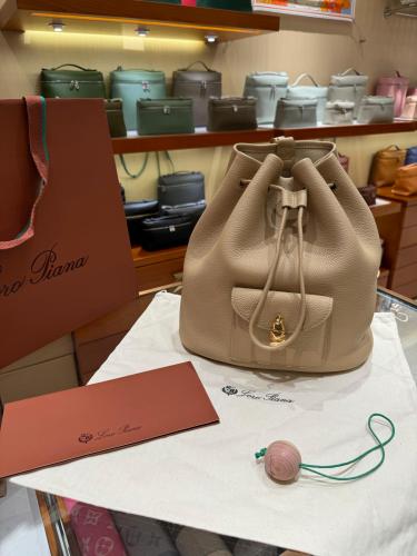 شنطة لورو بيانا