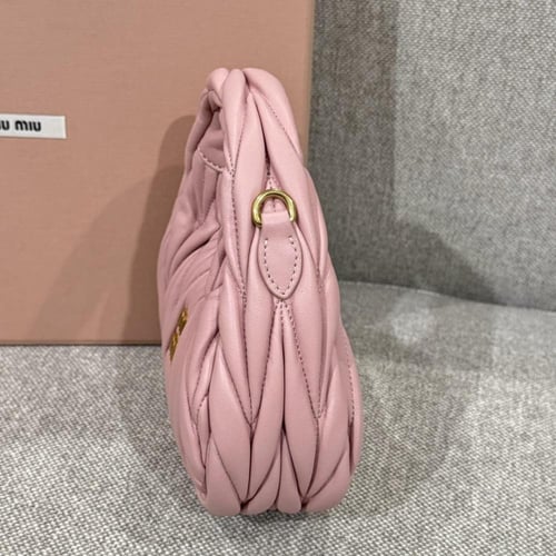 شنطة Miu Miu Wander matelassé leather hobo bagمقاس...