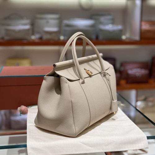 شنطة لورو بيانا