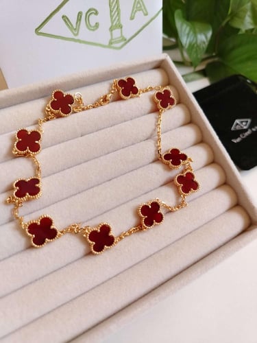 سلسال فان كليف 10وردات عنابي بسلسال ذهبي