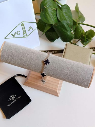 اسوارة فان كليف كحلي غامق فضي