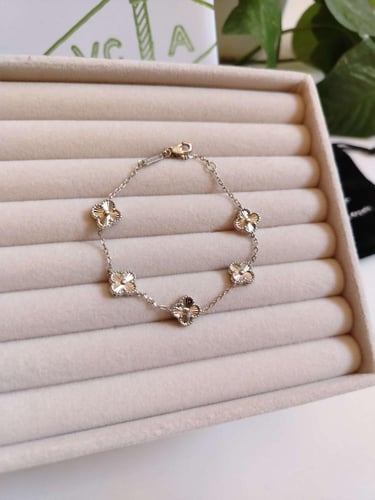 اسوارة فان كليف فضي ميني