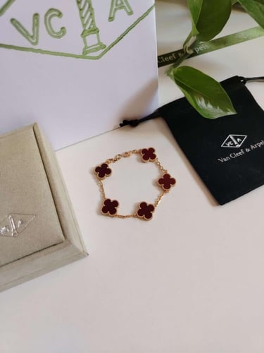 اسوارة فان كليف عنابي