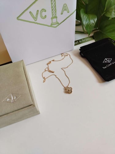 سلسال فان كليف صدفي رصاصي بسلسال ذهبي