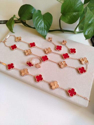 طقم فان كليف 4 قطع احمر بروز قولد