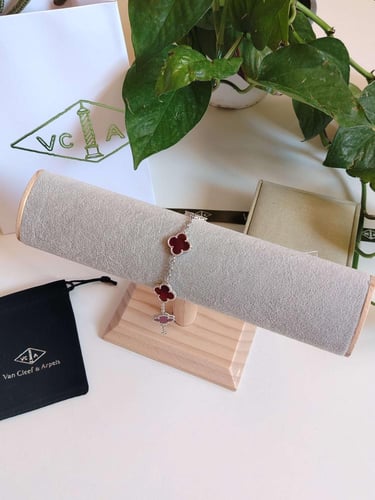 اسوارة فان كليف خمري فضي