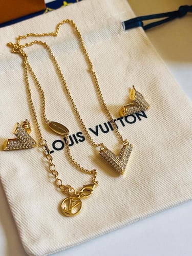 طقم سلسال وحلق لويس فيتون
