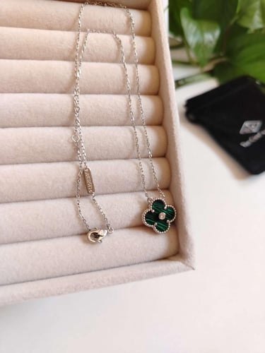 سلسال فان كليف اخضر بسلسال فضي