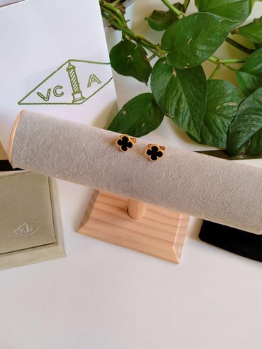 حلق فان كليف اسود بذهبي