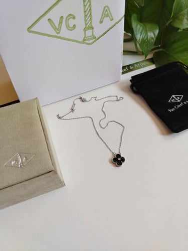 سلسال فان كليف اخضر بسلسال فضي