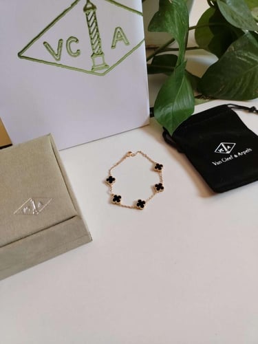 اسوارة فان كليف اسود ذهبي ميني