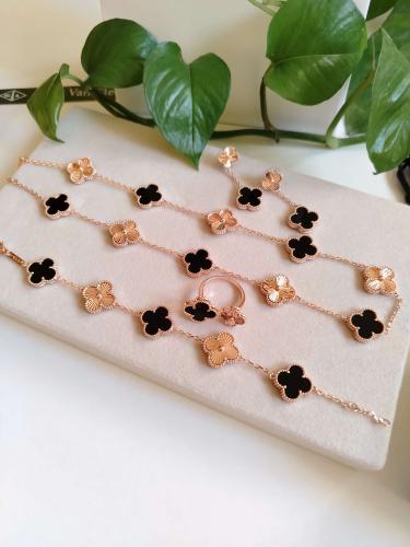 طقم فان كليف 4 قطع اسود بروز قولد