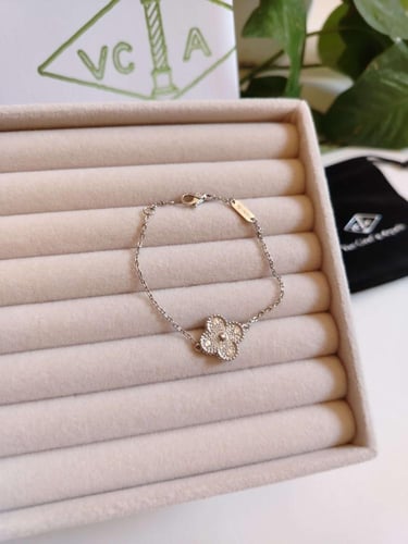 اسوارة فان كليف وردة واحدة