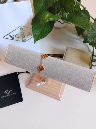 اسوارة فان كليف عودي ذهبي