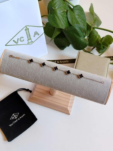 اسوارة فان كليف اسود فضي ميني