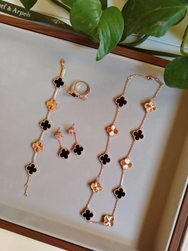 طقم فان كليف 4 قطع اسود بروز قولد