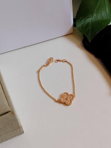 اسوارة فان كليف وردة واحدة