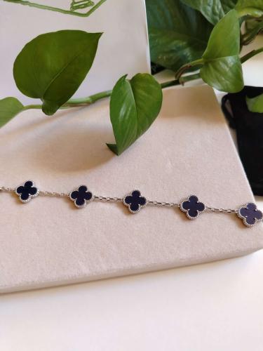 اسوارة فان كليف كحلي غامق فضي