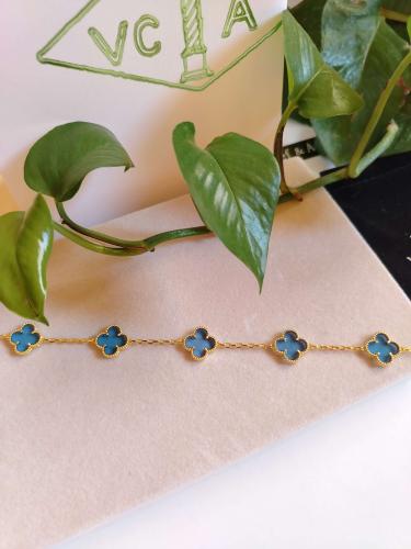 اسوارة فان كليف ازرق شفاف