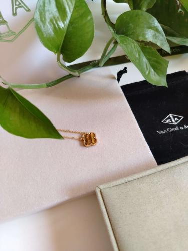 سلسال فان كليف عودي ذهبي