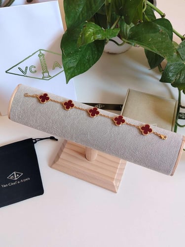 اسوارة فان كليف عنابي