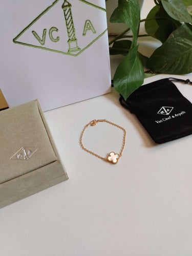 اسوارة فان كليف وردة واحدة