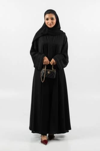 عباية تِراز – كريب خفيف بقيطان أمامي وعلى الأكمام