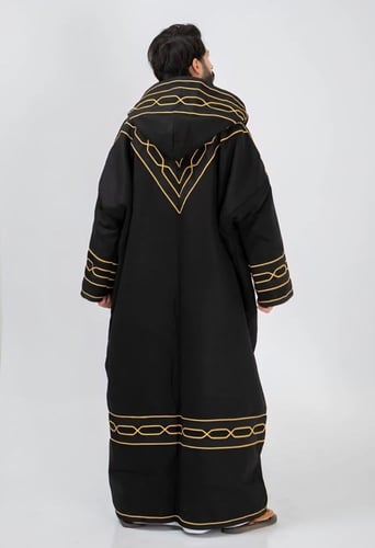 فروة شتوية رجالي سوداء بتطريز ذهبي وفرو داخلي كامل