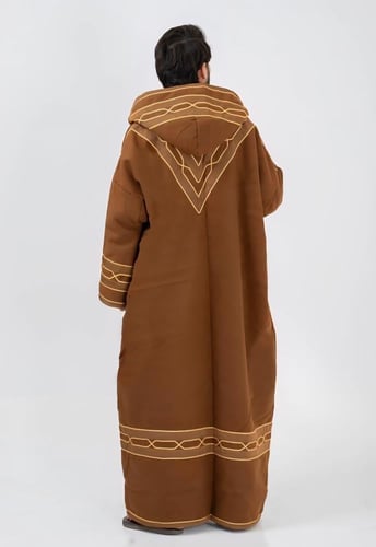 فروة شتوية رجالي بني بتطريز ذهبي وفرو داخلي كامل