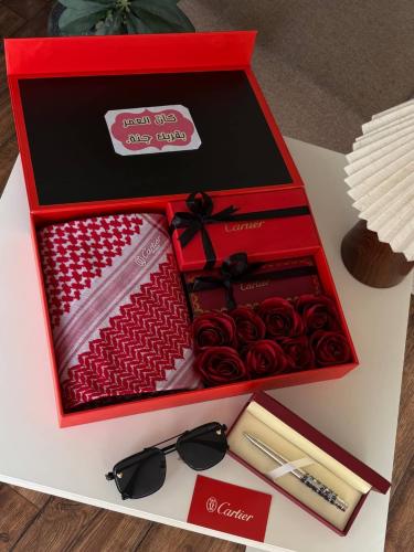 بوكس هدية رجالي فاخر من كارتير – شماغ وإكسسوارات م...