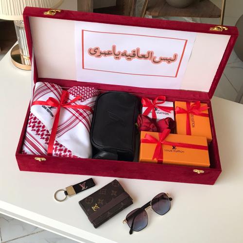 طقم رجالي لويس. شماغ.شنطه يد. بوك. نظاره. ميداليه