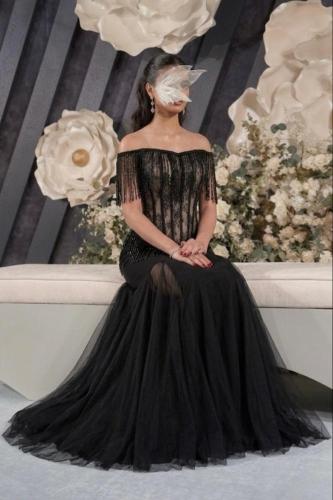فستان سهرة أسود بتفاصيل شراشيب لون اسود