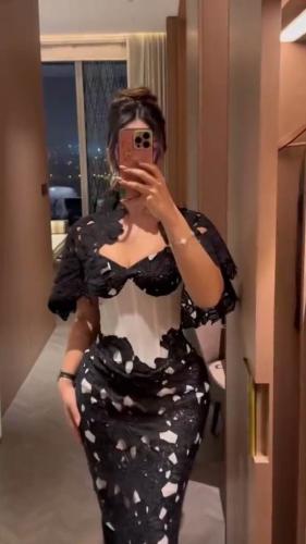 فستان سهرة أسود وأبيض بتفاصيل ثلاثية الأبعاد
