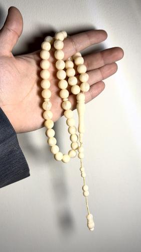 Creamy white beaded bracelet, bead size: 10 mm, type of design: circular, number of beads: 45