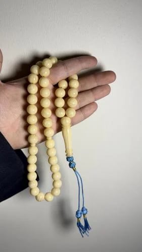 Creamy white claid, size of the beads: 12 mm, type of story: circular, number of beads: 47