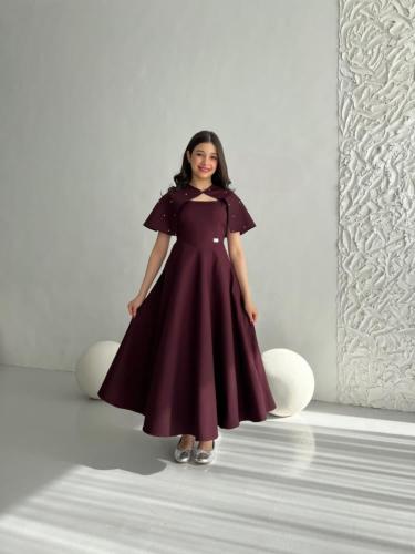 فستان عنابي مع شك