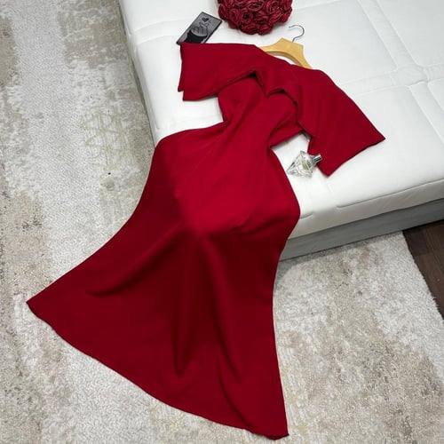 فستان أحمر طويل وناعم بتصميم أنيق