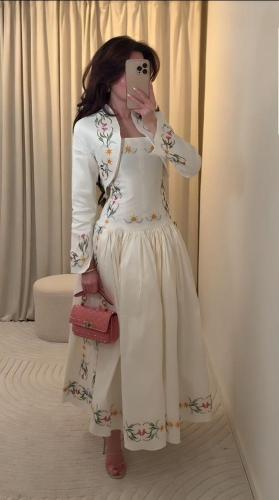 فستان أبيض ناعم بتصميم أنثوي راقٍ شانطون