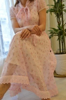 A long pink dress made of cotton and chiffon around the neck