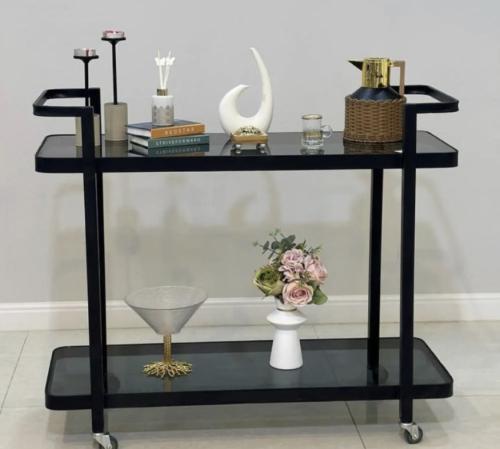 عربية تقديم دورين بلون أسود وبسطح زجاجي أسود