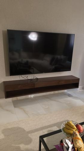 طاولة تلفزيون مقاس مترين مع ٣ دروج ورف