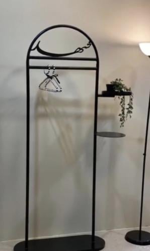 معلاق ملابس وعبايات | تنفيذ الاسم حسب الطلب