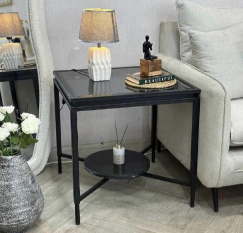 طاولة جانبية دورين سطح زجاج أسود