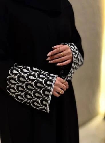 عباية كريب ابيض واسود
