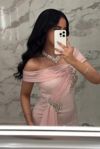 فستان الأنوثة الوردية