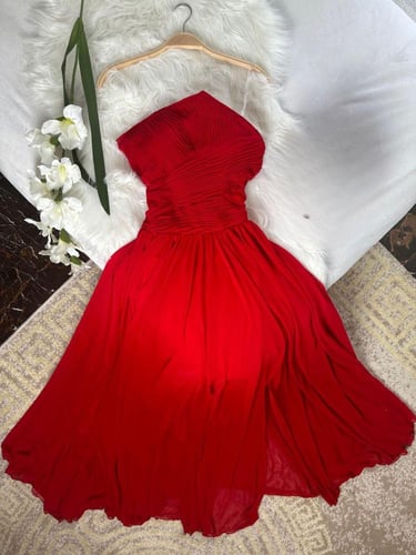 فستان احمر بكسرات